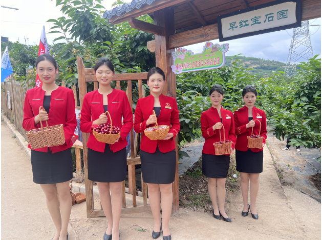 產(chǎn)業(yè)助力 龍馬先行——旅游學(xué)院“龍馬”會(huì)務(wù)隊(duì)以專業(yè)禮儀服務(wù)賦能產(chǎn)銷會(huì)